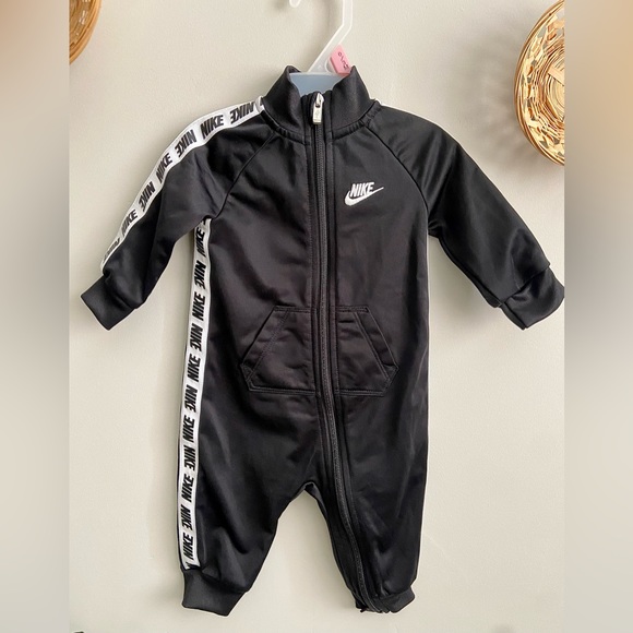 ✔️Nike✔️ Infant Baby Gender Neutral Black Zip Up Bodysuit 6M - Picture 3 of 8